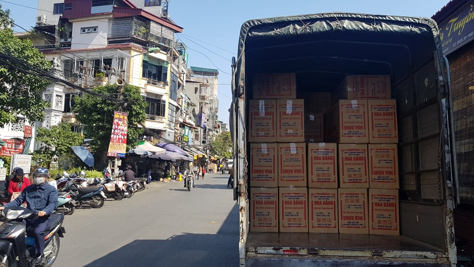 Đồ khô, bánh kẹo, mứt tết đã tràn ngập thị trường Hà Nội ảnh 1