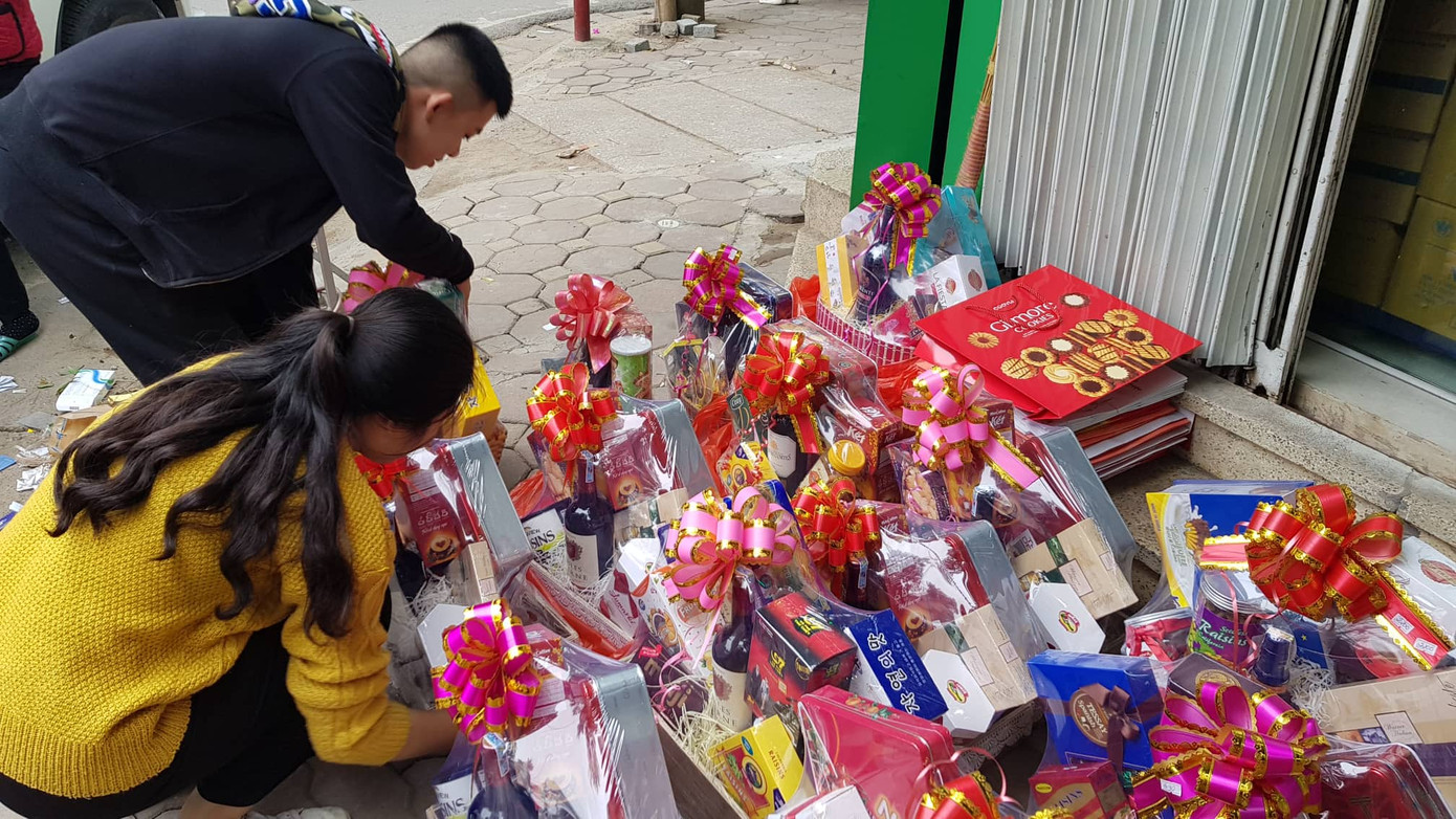 Sôi động giỏ quà tết từ vài trăm đến hàng chục triệu đồng ảnh 1