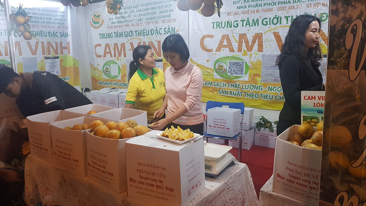 Gần Tết, đặc sản vùng miền đổ về Hà Nội ảnh 1