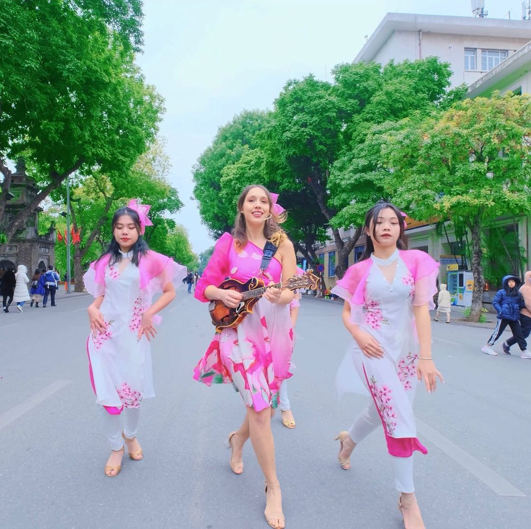 Cô gái Nga thu gom rác ở biển Phú Quốc từng gây ấn tượng khi hát 'Bèo dạt mây trôi' ảnh 4