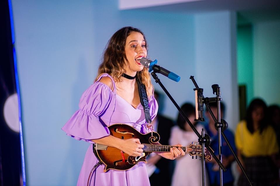 Cô gái Nga thu gom rác ở biển Phú Quốc từng gây ấn tượng khi hát 'Bèo dạt mây trôi' ảnh 3