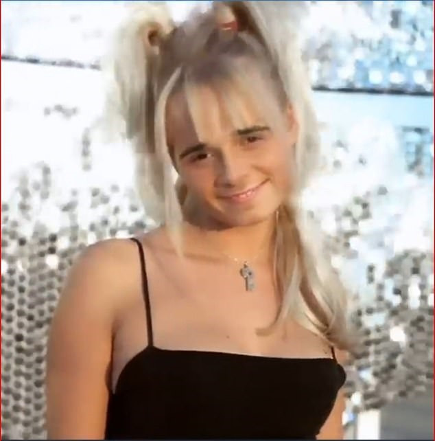 Cười ngất clip cậu cả nhà Becks hóa thân thành mẹ Vic và Spice Girls ảnh 4