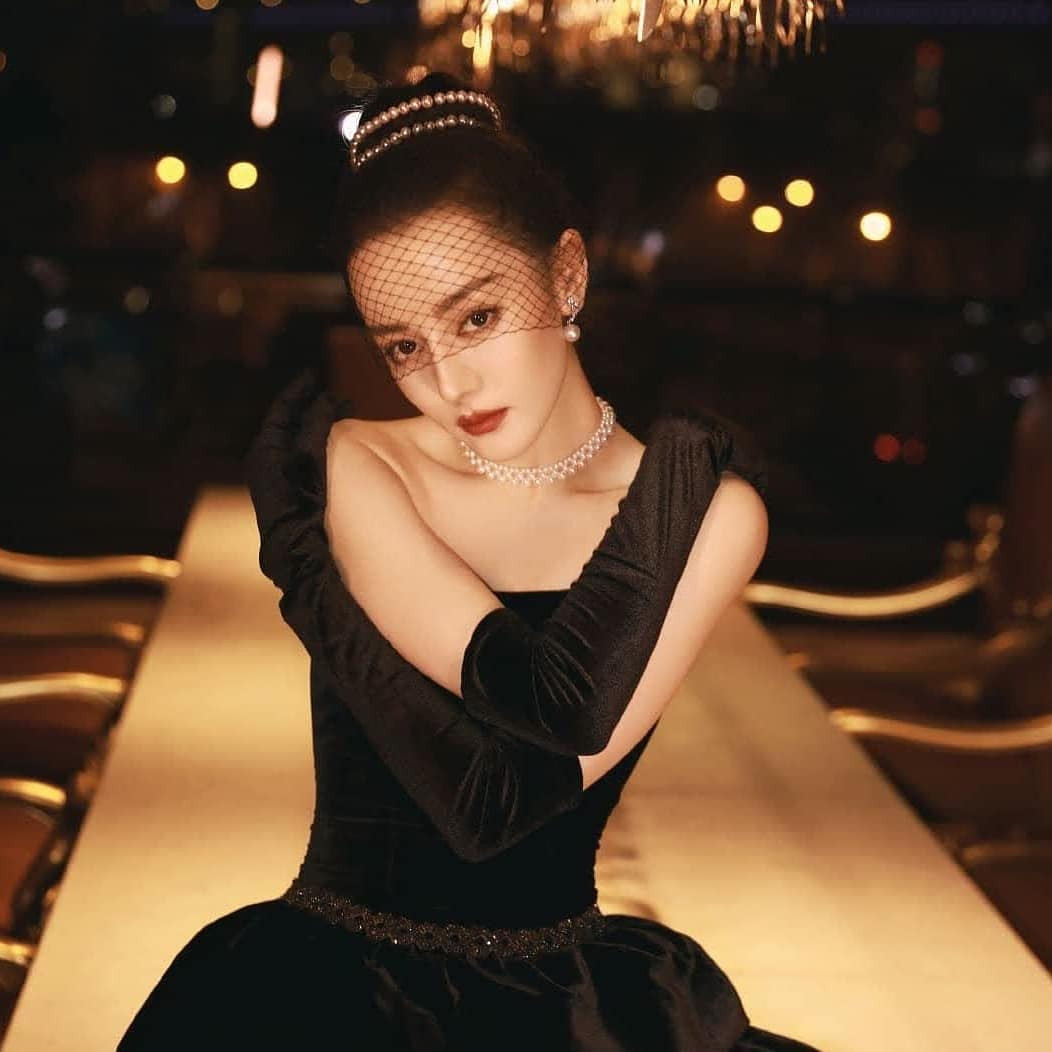 Địch Lệ Nhiệt Ba bán nude táo bạo ảnh 2