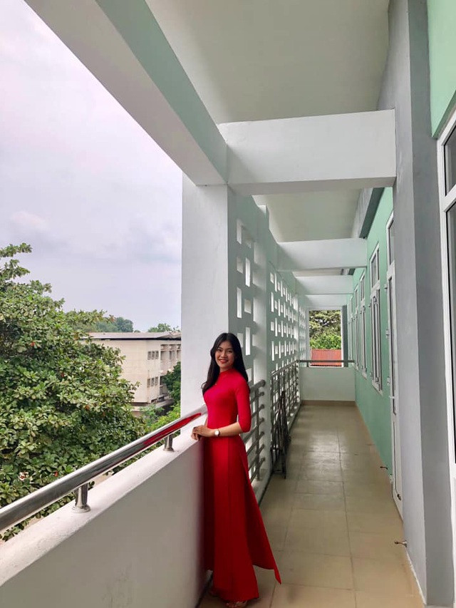 Cô giáo thực tập xinh xắn bỗng nổi tiếng với khoảnh khắc chụp lén ảnh 2