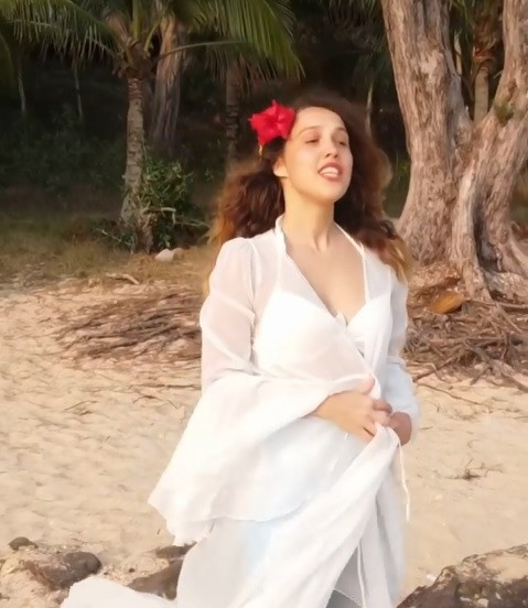 Cô gái Nga thu gom rác ở biển Phú Quốc từng gây ấn tượng khi hát 'Bèo dạt mây trôi' ảnh 2