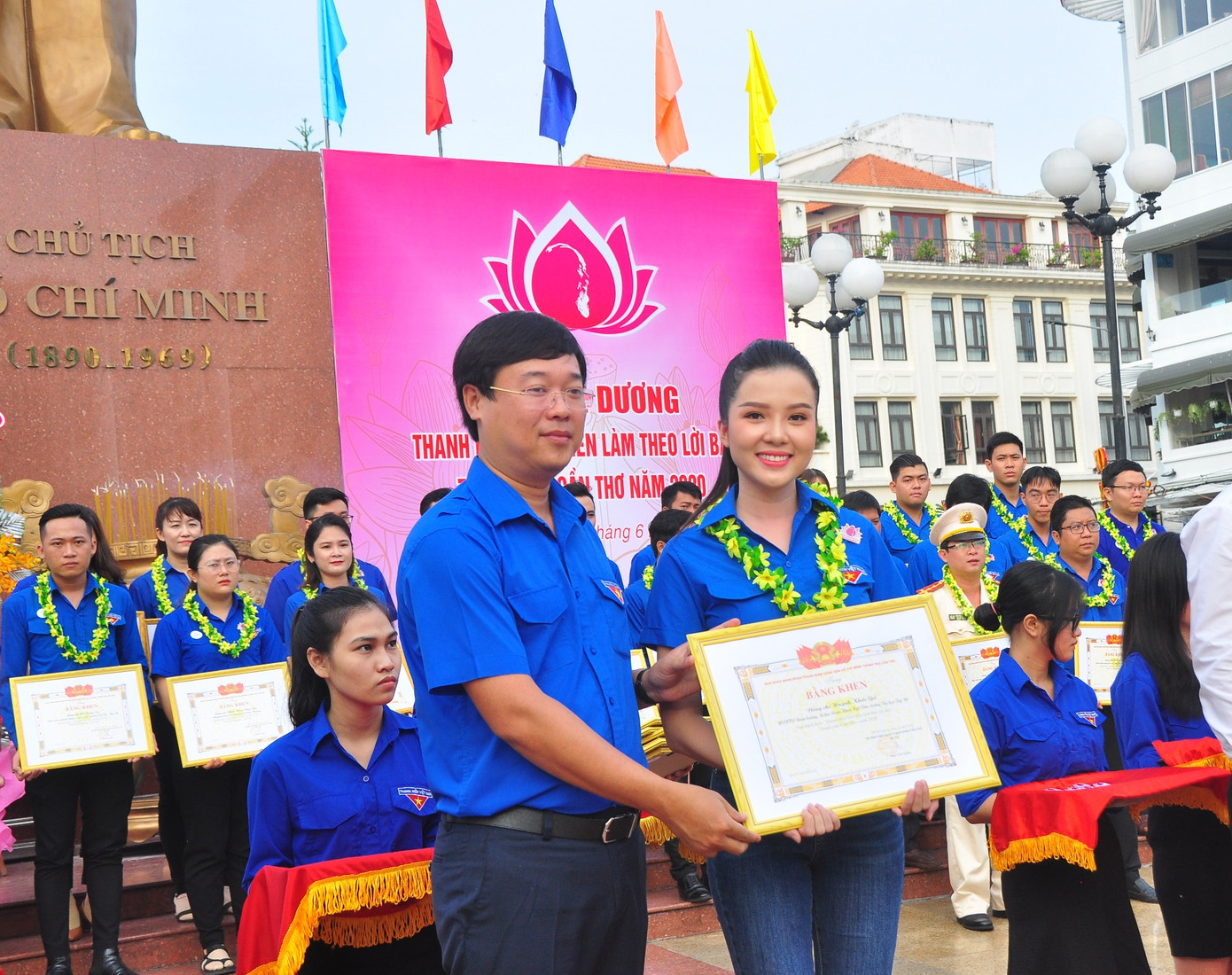 Cảm động màu áo xanh tình nguyện sống vì cộng đồng ảnh 2 Cảm động màu áo xanh tình nguyện sống vì cộng đồng ảnh 2