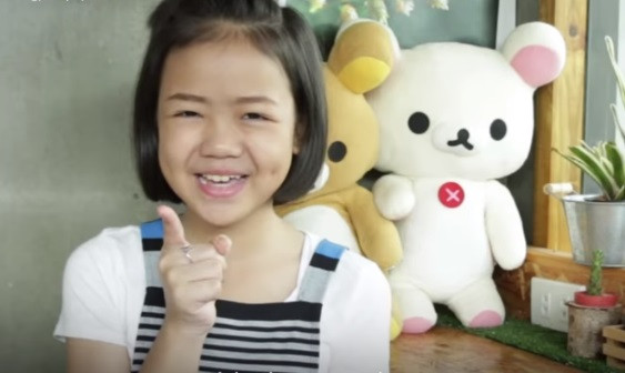 Cô bé nổi tiếng nhờ clip trang điểm, tự mua xe hơi ở tuổi 12 ảnh 2