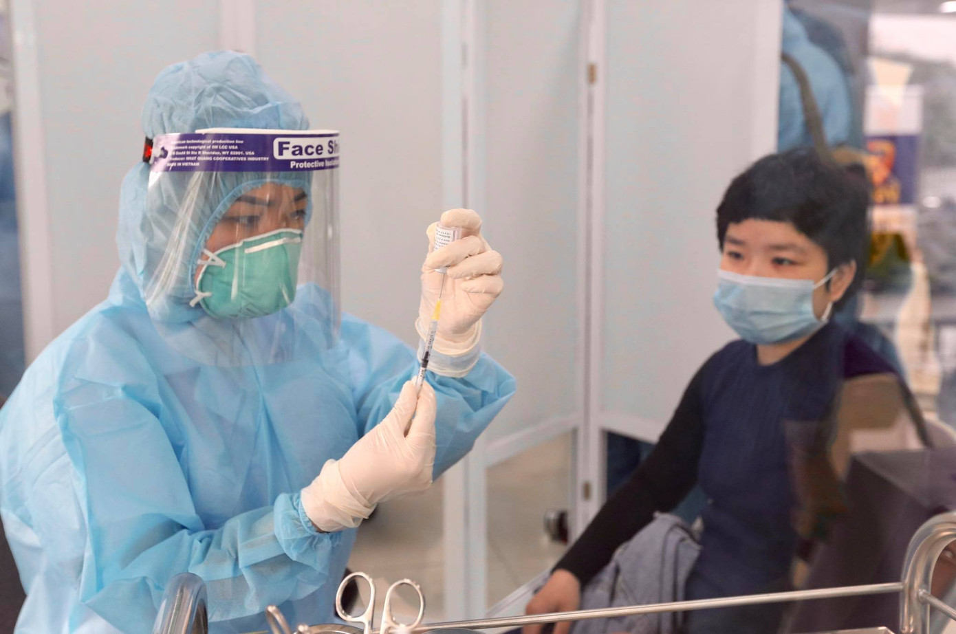 Những mũi tiêm vắc xin COVID-19 đầu tiên tại Hà Nội, Hải Dương và TPHCM ảnh 9