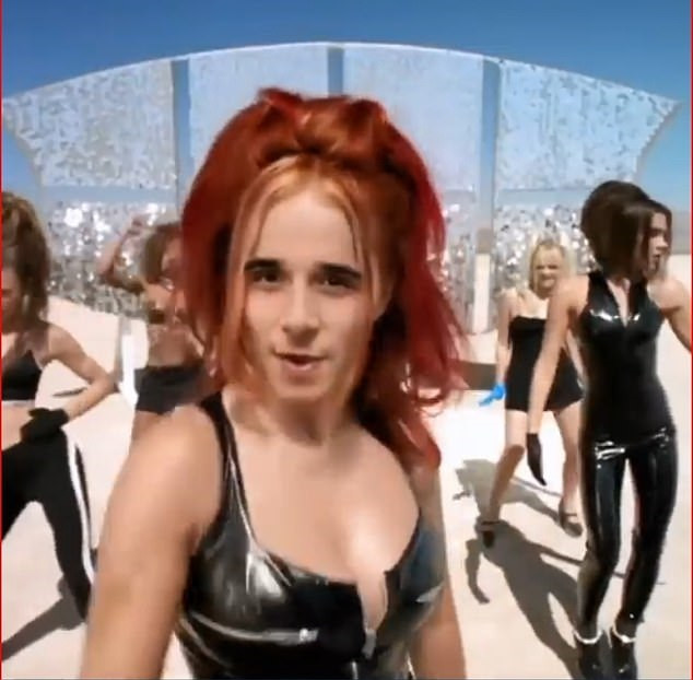 Cười ngất clip cậu cả nhà Becks hóa thân thành mẹ Vic và Spice Girls ảnh 5