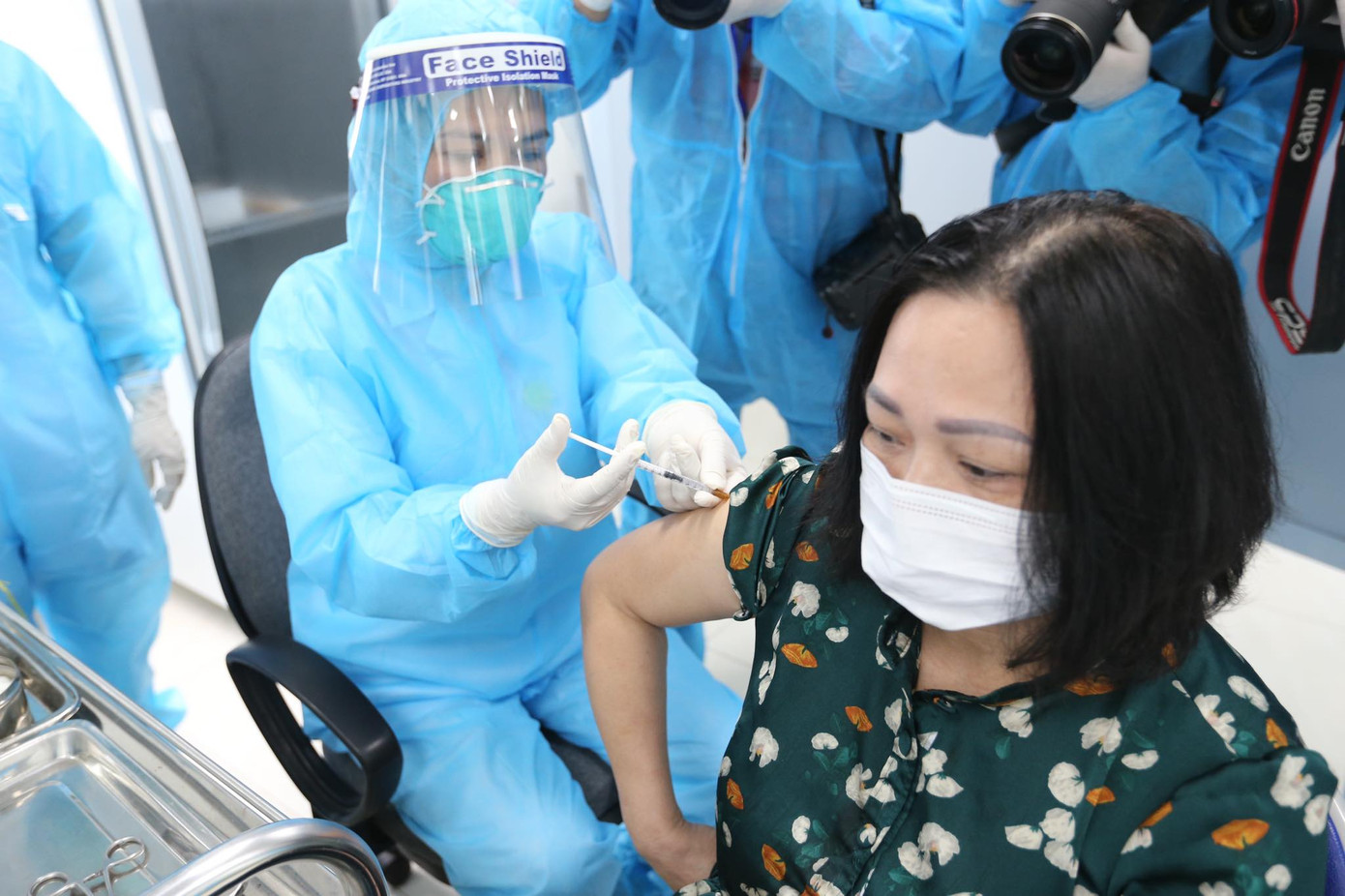 Những mũi tiêm vắc xin COVID-19 đầu tiên tại Hà Nội, Hải Dương và TPHCM ảnh 14