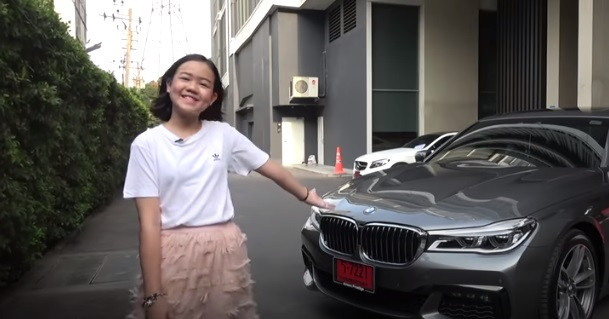 Cô bé nổi tiếng nhờ clip trang điểm, tự mua xe hơi ở tuổi 12 ảnh 1