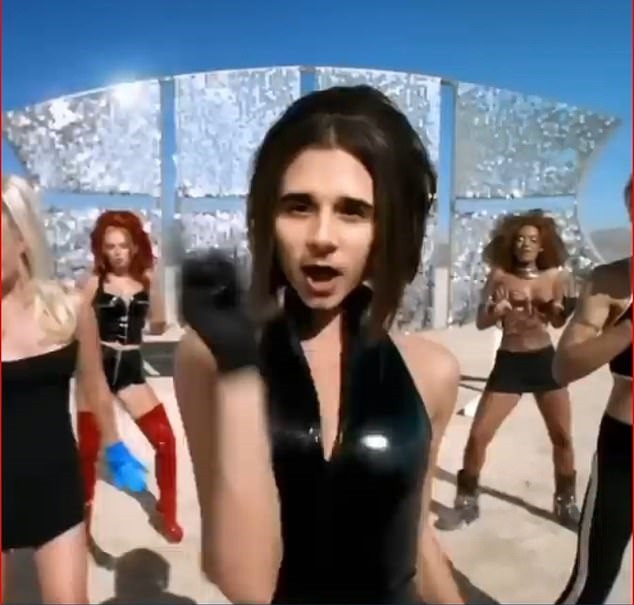 Cười ngất clip cậu cả nhà Becks hóa thân thành mẹ Vic và Spice Girls ảnh 2