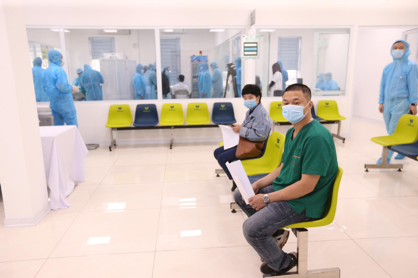 Những mũi tiêm vắc xin COVID-19 đầu tiên tại Hà Nội, Hải Dương và TPHCM ảnh 15