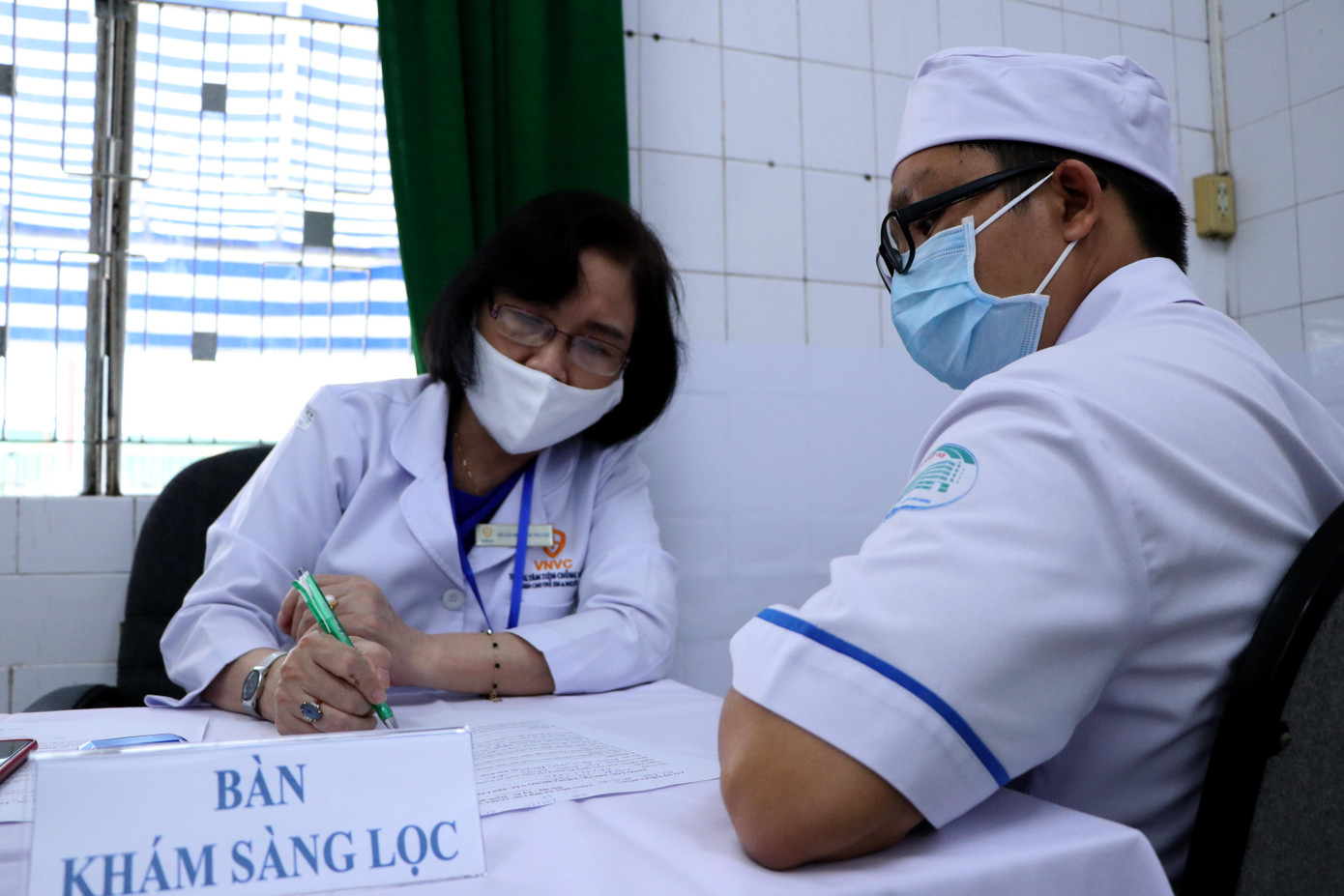 Những mũi tiêm vắc xin COVID-19 đầu tiên tại Hà Nội, Hải Dương và TPHCM ảnh 18