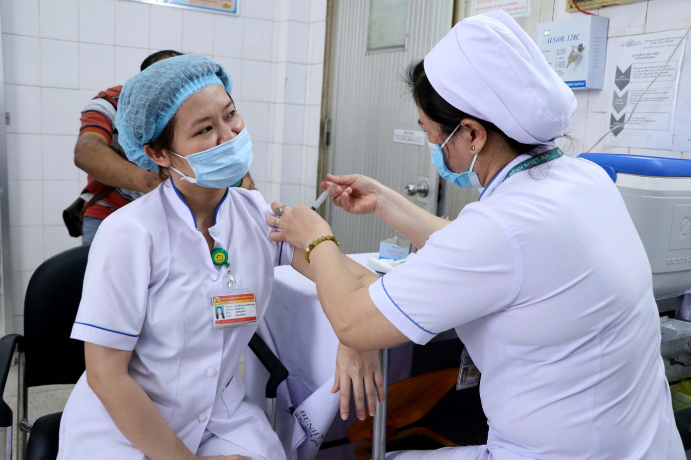 Những mũi tiêm vắc xin COVID-19 đầu tiên tại Hà Nội, Hải Dương và TPHCM ảnh 22