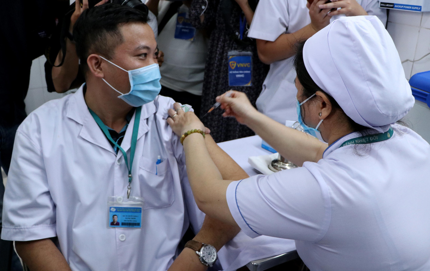 Những mũi tiêm vắc xin COVID-19 đầu tiên tại Hà Nội, Hải Dương và TPHCM ảnh 23