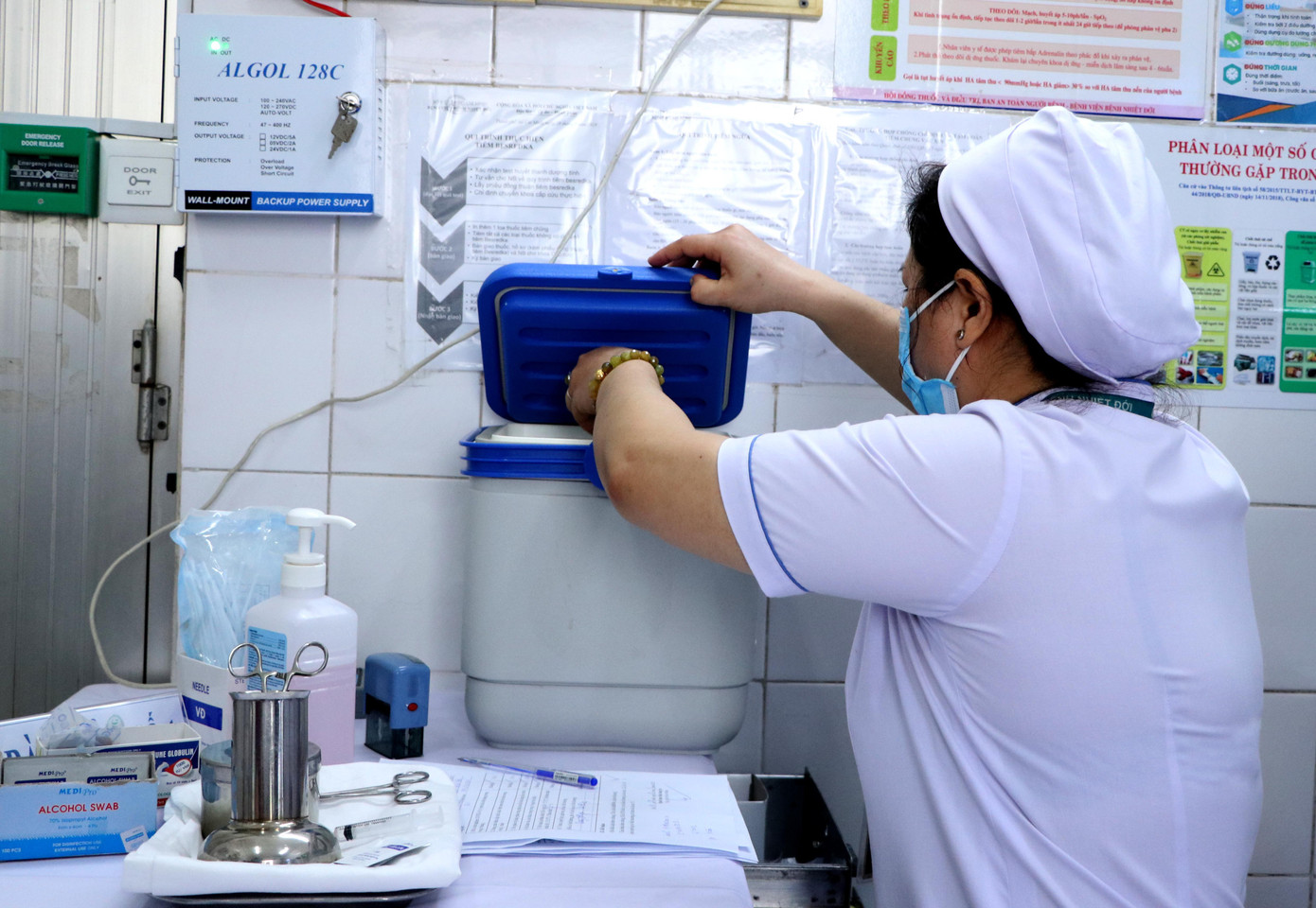 Những mũi tiêm vắc xin COVID-19 đầu tiên tại Hà Nội, Hải Dương và TPHCM ảnh 19