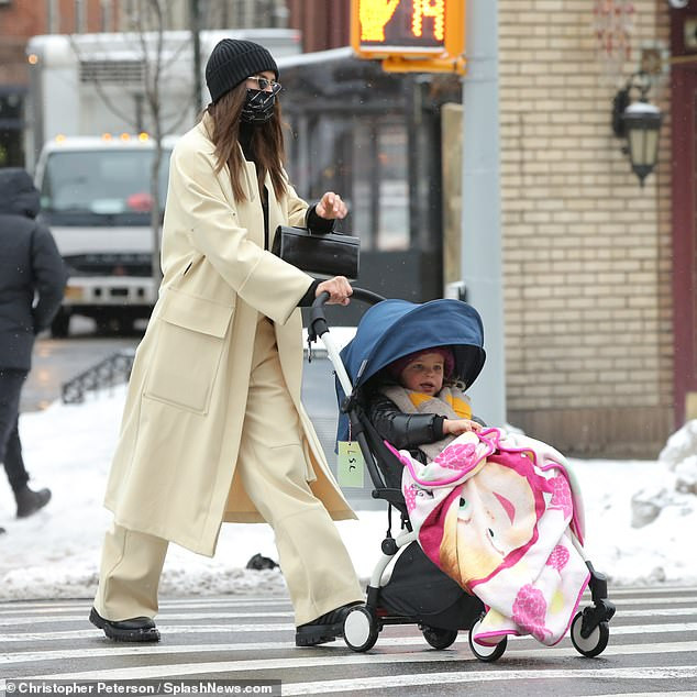 Mỹ nhân Nga Irina Shayk được bạn trai tin đồn đón đưa ảnh 5