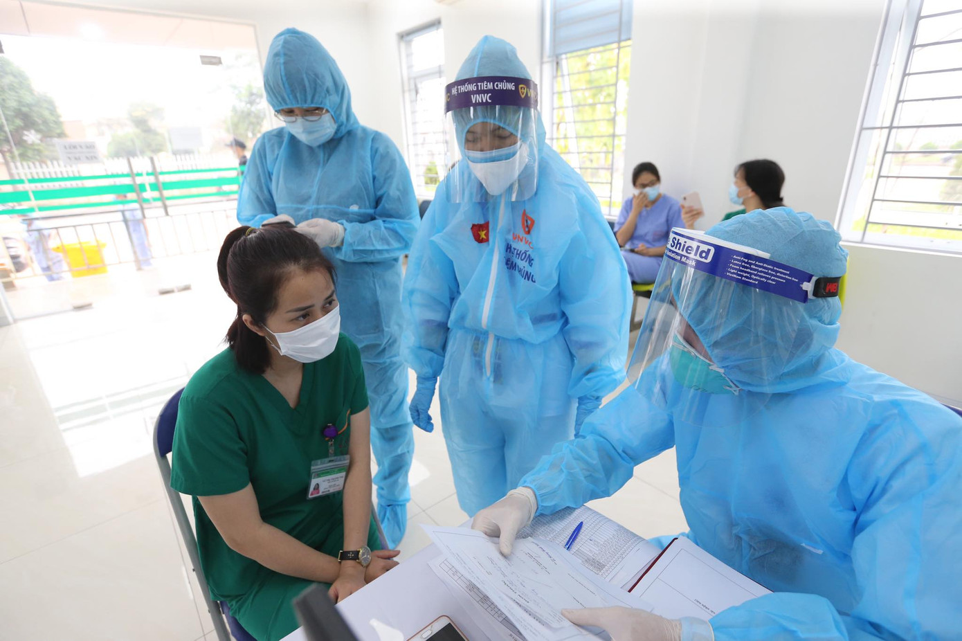 Những mũi tiêm vắc xin COVID-19 đầu tiên tại Hà Nội, Hải Dương và TPHCM ảnh 11