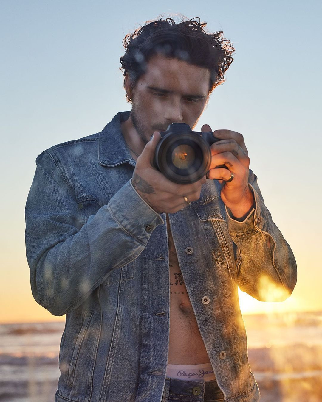 Cười ngất clip cậu cả nhà Becks hóa thân thành mẹ Vic và Spice Girls ảnh 6