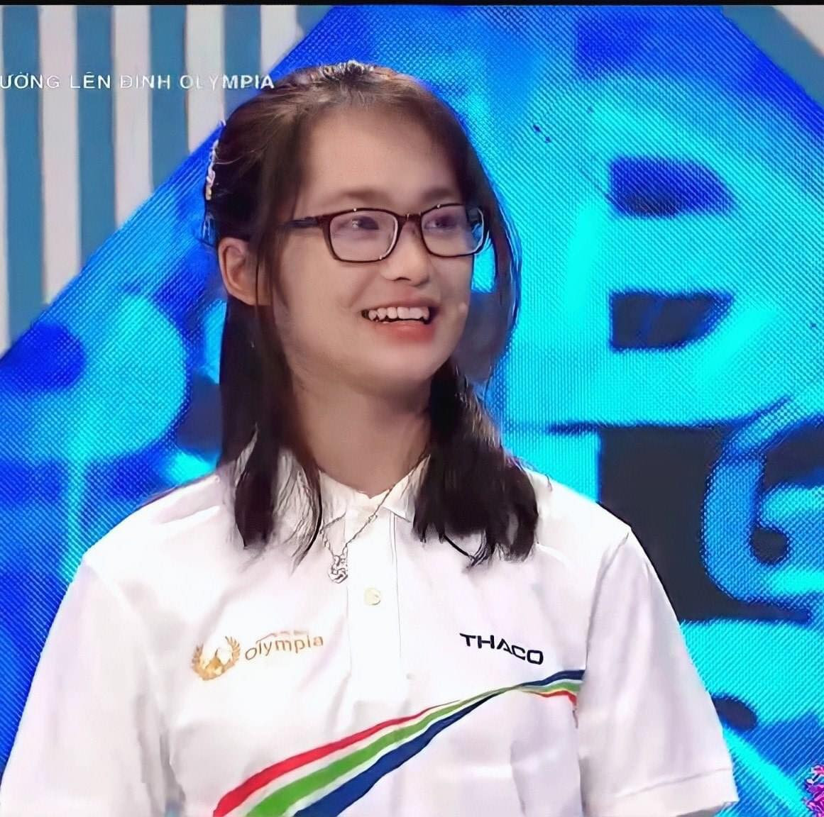 Nữ sinh Đường lên đỉnh Olympia gây ấn tượng với nụ cười 'tỏa nắng' ảnh 1