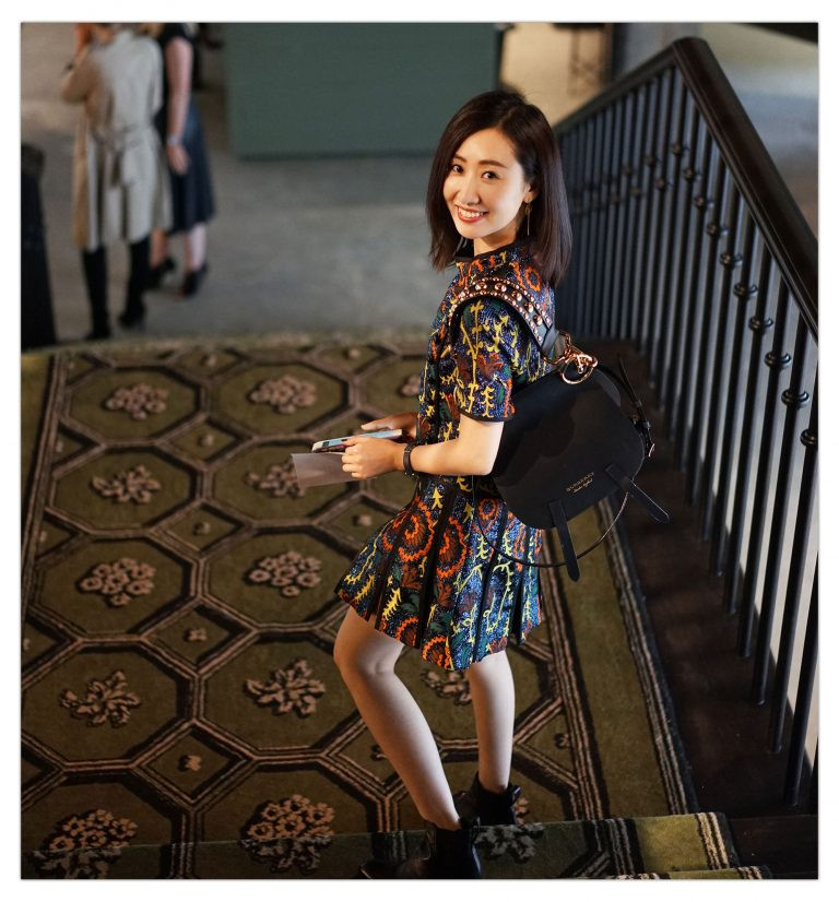 Cô gái blogger bán được 100 chiếc xe hơi trong 5 phút ảnh 2