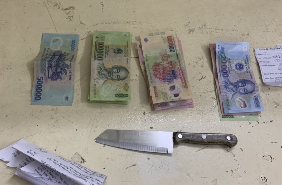 Du khách Anh thừa nhận cầm dao đi cướp cửa hàng tiện lợi ảnh 2