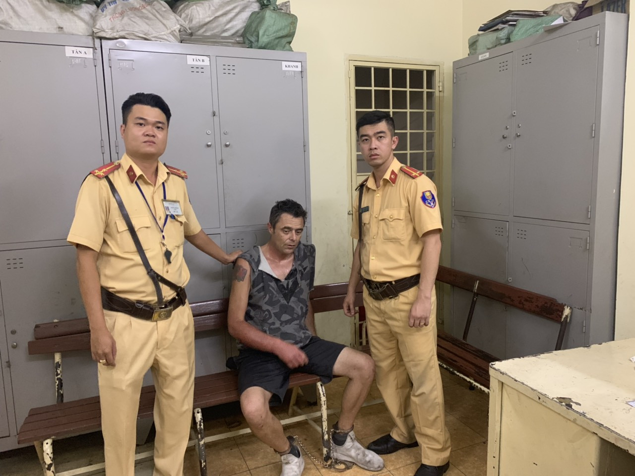 Du khách Anh thừa nhận cầm dao đi cướp cửa hàng tiện lợi ảnh 1