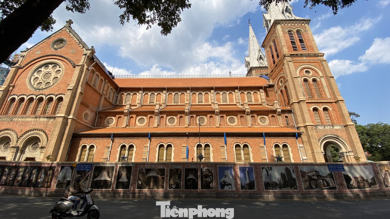 Cận cảnh nhà thờ Đức Bà trùng tu sắp xong ảnh 2