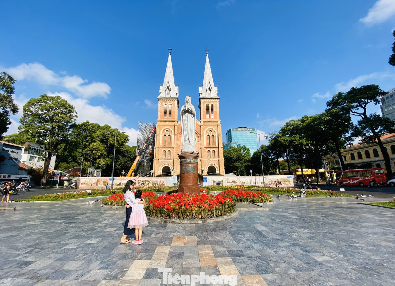 Cận cảnh nhà thờ Đức Bà trùng tu sắp xong ảnh 1