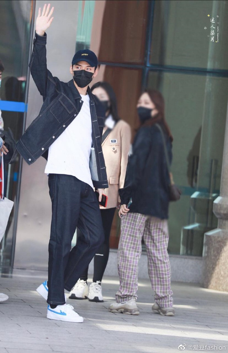 Tẩy chay thương hiệu nhưng chưa kịp mua giày, Lại Quán Lâm và dàn "Thanh 3" phải xỏ dép lê ảnh 1