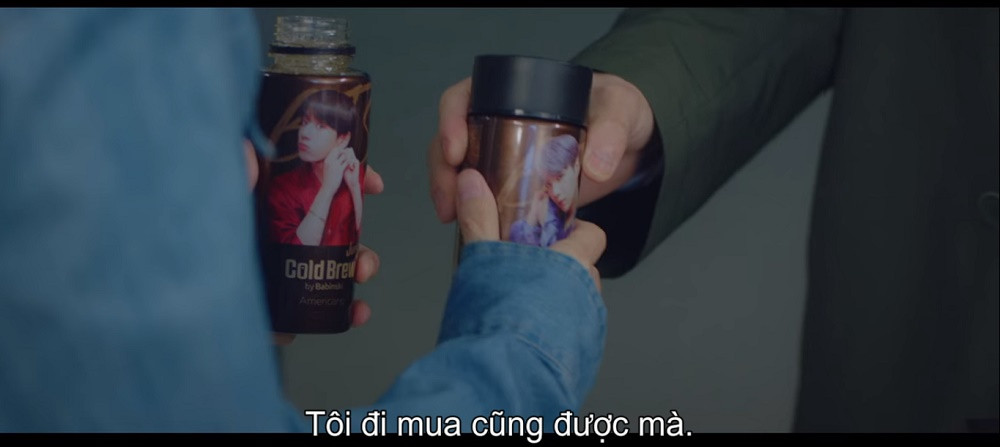 Hết nhắc tên, biên kịch “Hospital Playlist” còn cho cả sản phẩm có hình BTS vào phim ảnh 9