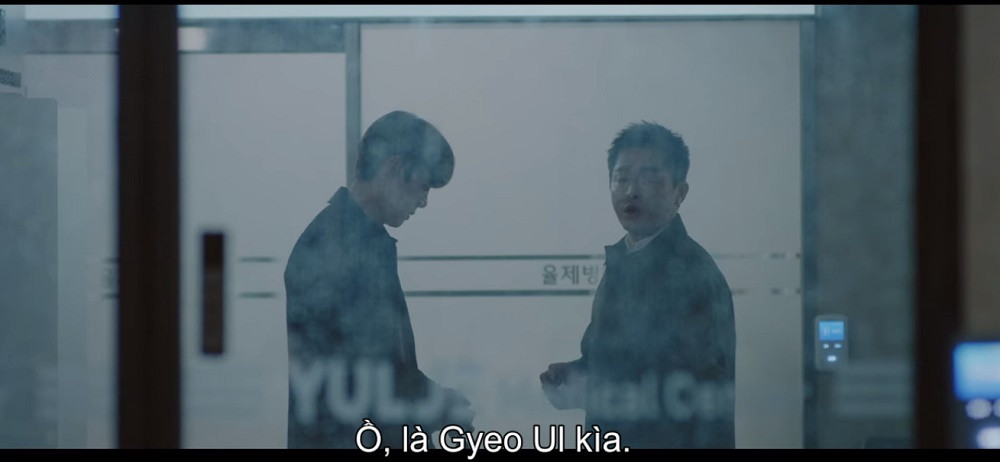 Hết nhắc tên, biên kịch “Hospital Playlist” còn cho cả sản phẩm có hình BTS vào phim ảnh 5