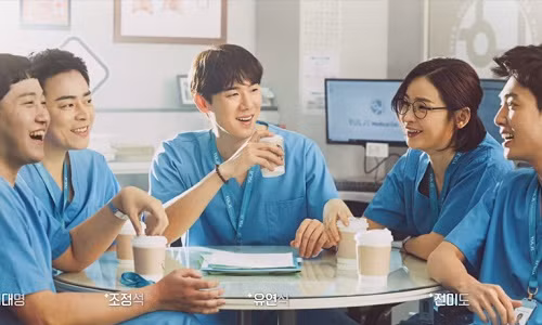 Biệt đội “Hospital Playlist“: Từ diễn viên quen mặt đến người mới “chạm ngõ” truyền hình ảnh 7 Biệt đội “Hospital Playlist“: Từ diễn viên quen mặt đến người mới “chạm ngõ” truyền hình ảnh 7
