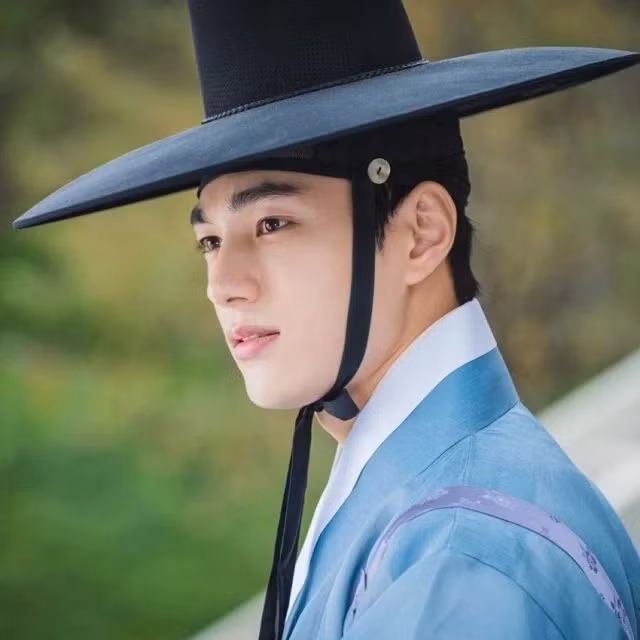 Kim Myung Soo lộ diện tạo hình cổ trang, “Anh chỉ cần đẹp thôi mọi thứ đã có fan lo“ ảnh 1