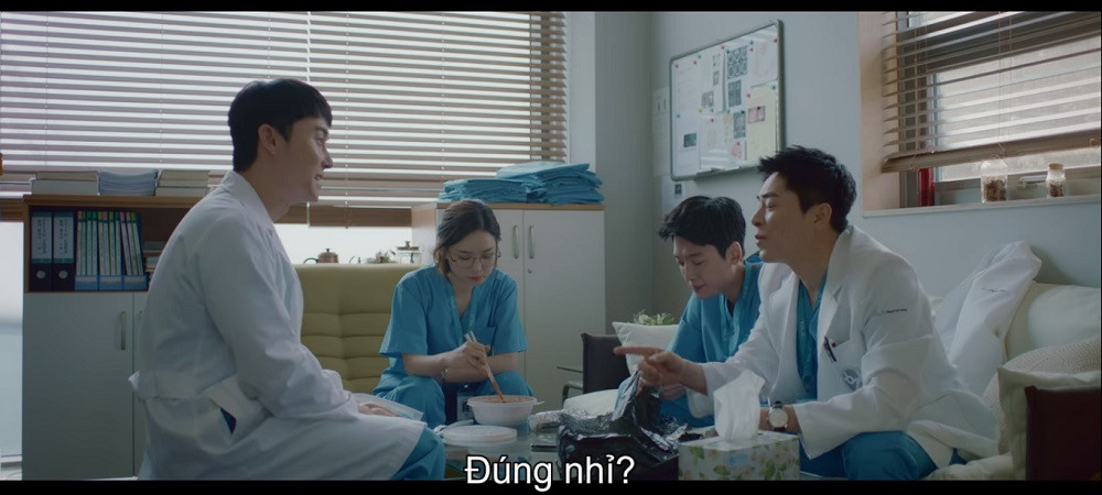 “Hospital Playlist” tập 6: Khi cả hội bạn thân có duy nhất một đứa con gái sẽ như thế nào? ảnh 14