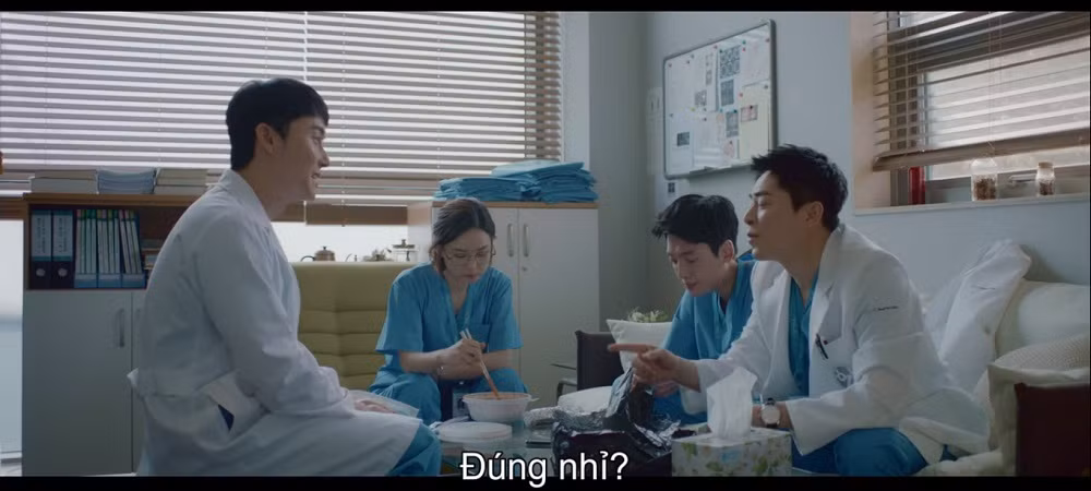 “Hospital Playlist” tập 6: Khi cả hội bạn thân có duy nhất một đứa con gái sẽ như thế nào? ảnh 14