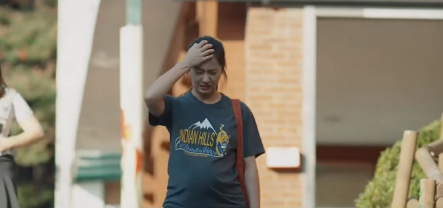 Hết làm quân nhân, Krystal chuyển qua làm “mẹ bầu” đi truy tìm cha đẻ của mình ảnh 1