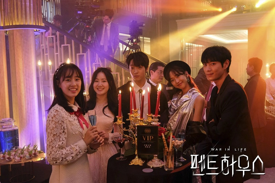 Dàn cast trẻ trong phim “Cuộc Chiến Thượng Lưu” hút đến nỗi phim vừa ra thì nhà sản xuất tuyên bố sẽ có tới 3 mùa ảnh 2