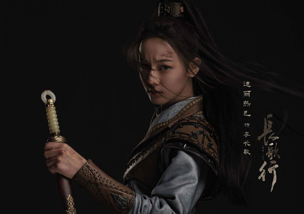 Không chỉ hình tượng cổ trang, Địch Lệ Nhiệt Ba từng đốn tim fan bằng sự cá tính thế này ảnh 2