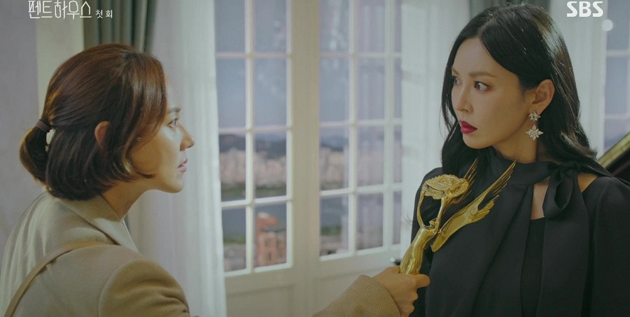 Yoon Hee muốn vào xã hội thương lưu không chỉ để đổi đời mà còn vì muốn trả thù “Cuộc Chiến Thượng Lưu” hút đến nỗi phim vừa ra thì nhà sản xuất tuyên bố sẽ có tới 3 mùa ảnh 4