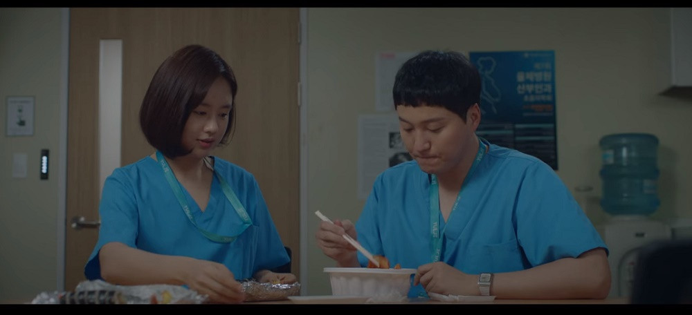 Chuyện của Min Ha và Seok Hyeong cũng cần lắm một đáp án, khi mà vợ cũ Seok Hyeong bất ngờ trở lại tìm anh “Hospital Playlist” cập nhật lịch phát sóng mùa 2, đạo diễn hé lộ chi tiết quan trọng ảnh 5