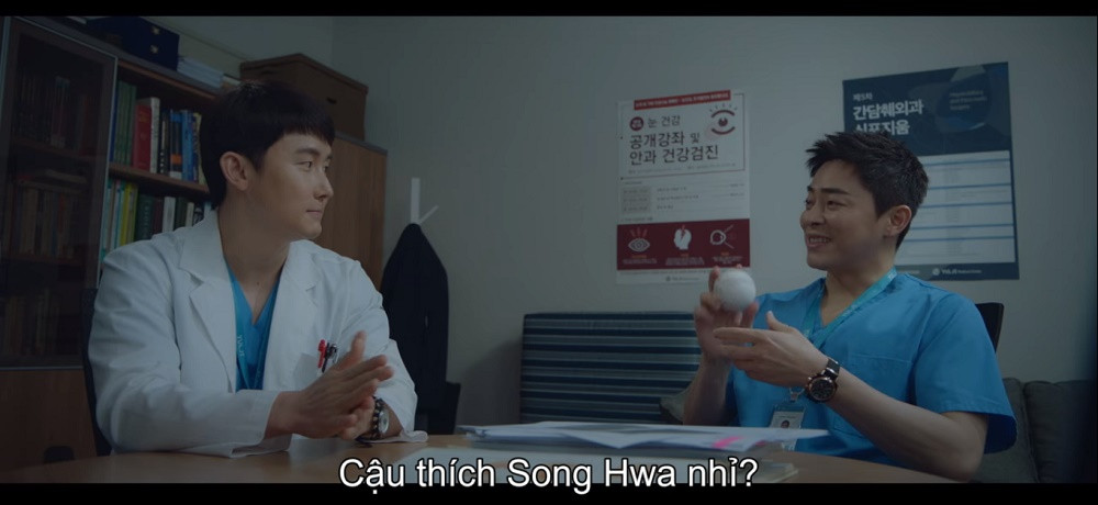 Hết nhắc tên, biên kịch “Hospital Playlist” còn cho cả sản phẩm có hình BTS vào phim ảnh 3