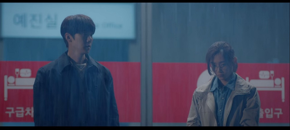 Hết nhắc tên, biên kịch “Hospital Playlist” còn cho cả sản phẩm có hình BTS vào phim ảnh 7