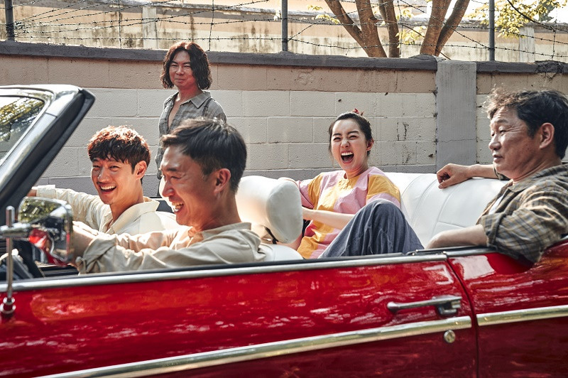 “Kẻ Săn Mộ” hoành tráng và mãn nhãn, giữ vững ngôi đầu phòng vé Hàn Quốc 19 ngày liên tiếp ảnh 1