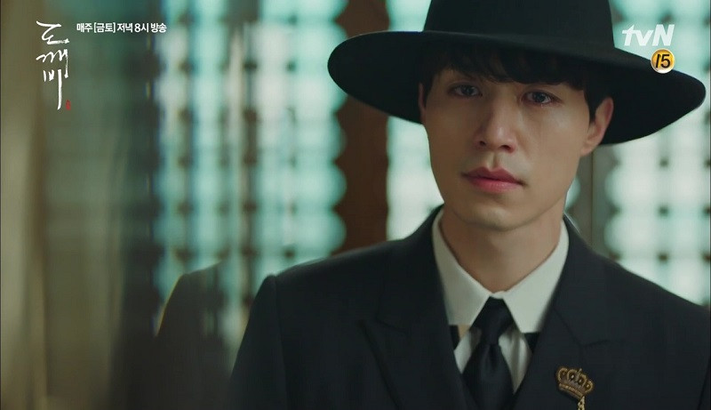 Những "bảo bối" ăn tiền, giúp fan nhớ ngay những vai diễn của Lee Dong Wook ảnh 1