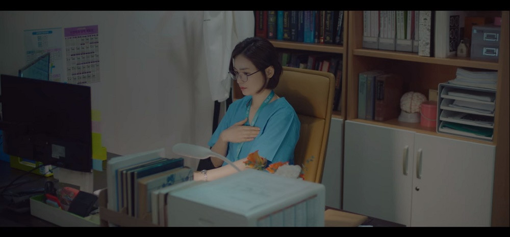 “Hospital Playlist” tập 5 gây bối rối khi chủ tịch và viện trưởng cùng chơi... ma sói ảnh 19