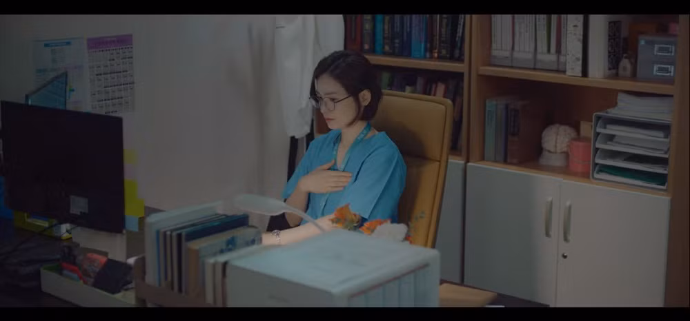 “Hospital Playlist” tập 5 gây bối rối khi chủ tịch và viện trưởng cùng chơi... ma sói ảnh 19