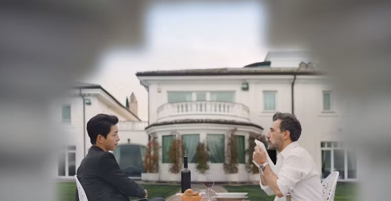 “Vincenzo“: Song Joong Ki ở Ý thì bất khả xâm phạm, vừa về Hàn Quốc lại bị đánh ngất xỉu ảnh 2