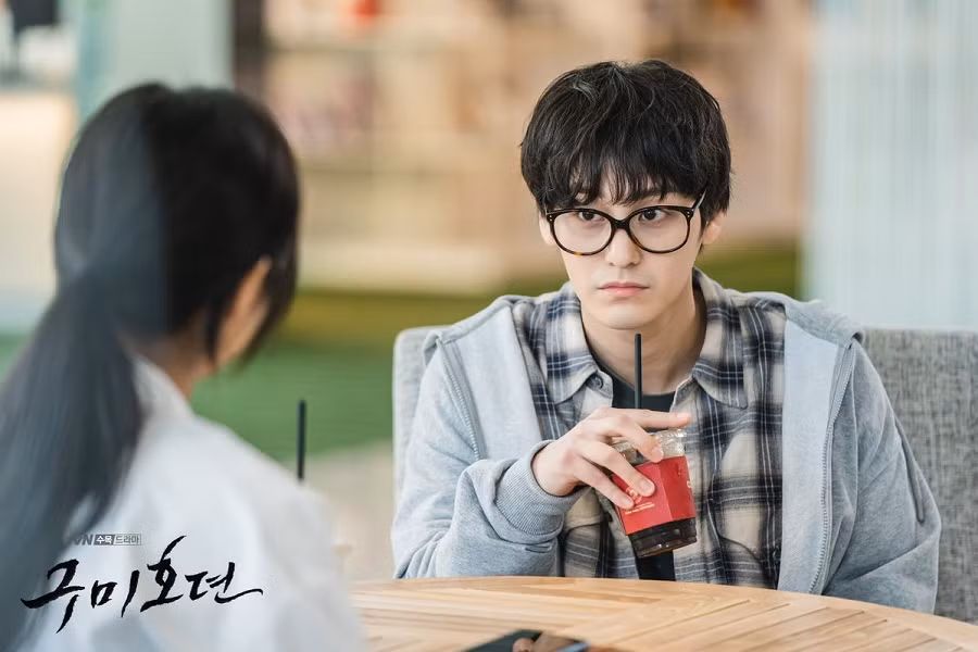 Kim Bum đầy rạng rỡ khác hẳn vẻ nguy hiểm trước đó ở hậu trường “Tale Of The Nine Tailed“ ảnh 2